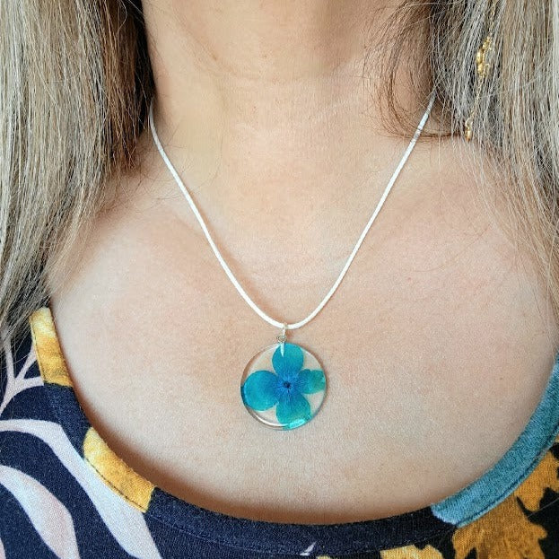 Collier de fleurs bleues, pétales de sarcelle naturellement pressés, bijoux botaniques pour femmes à la mode, cadeau sur le thème de la nature, bijoux écologiques, minimaliste