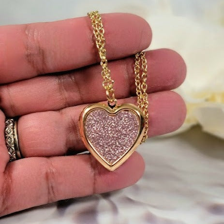 Encantador collar con medallón de corazón, joyería con símbolo de amor, amuleto brillante de moda, colgante rosa elegante, regalo de San Valentín, recuerdo romántico