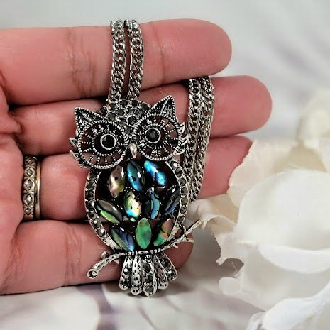 Collier de hibou chatoyant, accessoire inspiré de la faune, bijoux sur le thème des oiseaux, pendentif de couleur froide, pendentif accrocheur, bijoux en coquillage bleu