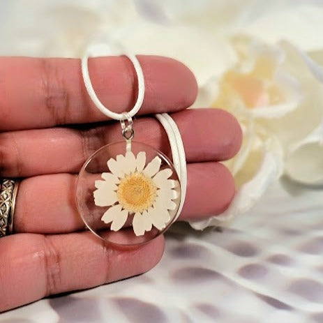 Dainty White Daisy Necklace, Elegant Floral Design, Nature-Inspired Fashion