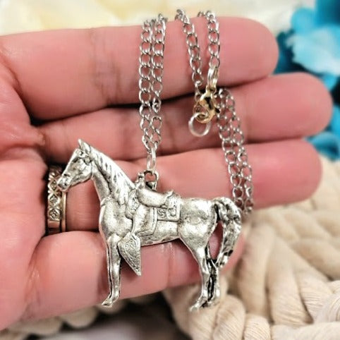 Collier équestre Silver Horse, Mode Rodéo, Bijoux Country Western, Accessoire Flair Sud-Ouest, Pendentif Cowboy Cowgirl, Style Rustique