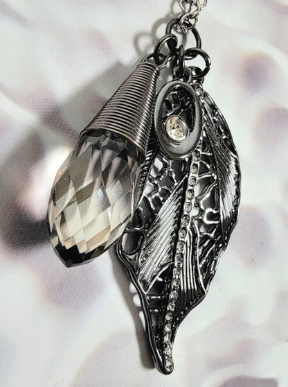 Pendentif feuille d’argent à thème antique, sophistication haut de gamme, bijoux au design unique, accessoire décontracté à formel, bijoux au design élégant