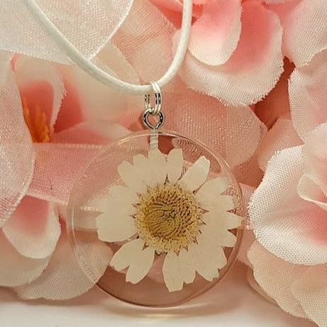 Dainty White Daisy Necklace, Elegant Floral Design, Nature-Inspired Fashion