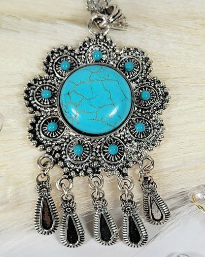 Collier audacieux en faux turquoise et argent pour la mode de jour comme de nuit, pendentif chic du sud-ouest, bijoux complexes en forme de fleur, charme intemporel