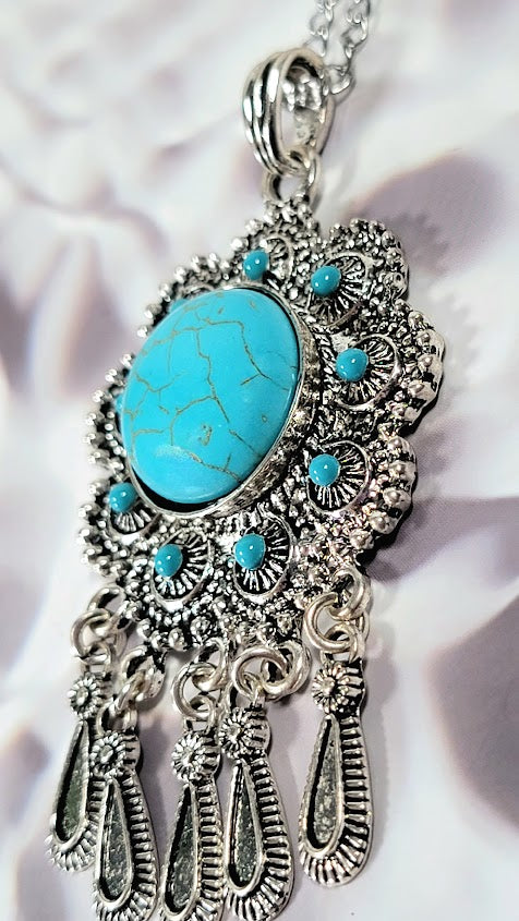 Collier audacieux en faux turquoise et argent pour la mode de jour comme de nuit, pendentif chic du sud-ouest, bijoux complexes en forme de fleur, charme intemporel