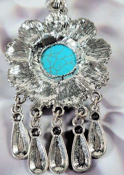 Collier audacieux en faux turquoise et argent pour la mode de jour comme de nuit, pendentif chic du sud-ouest, bijoux complexes en forme de fleur, charme intemporel