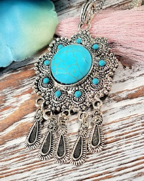 Collier audacieux en faux turquoise et argent pour la mode de jour comme de nuit, pendentif chic du sud-ouest, bijoux complexes en forme de fleur, charme intemporel