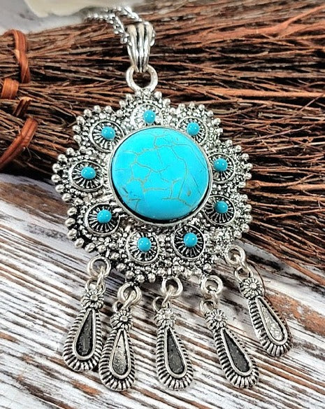 Collier audacieux en faux turquoise et argent pour la mode de jour comme de nuit, pendentif chic du sud-ouest, bijoux complexes en forme de fleur, charme intemporel