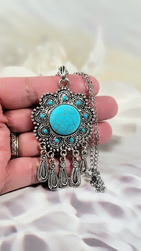 Collier audacieux en faux turquoise et argent pour la mode de jour comme de nuit, pendentif chic du sud-ouest, bijoux complexes en forme de fleur, charme intemporel