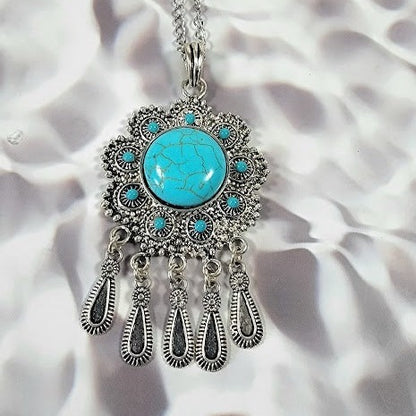 Collier audacieux en faux turquoise et argent pour la mode de jour comme de nuit, pendentif chic du sud-ouest, bijoux complexes en forme de fleur, charme intemporel