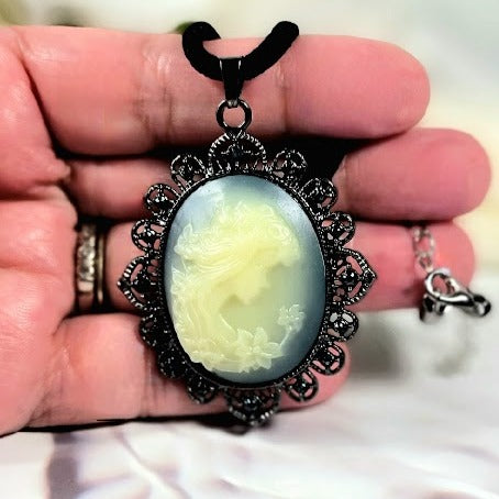 Vintage Inspired Cameo Oval Necklace, Timeless Charm Pendant, Elegant Statement Jewelry, Sophisticated Accessory, Floral Frame Pendant