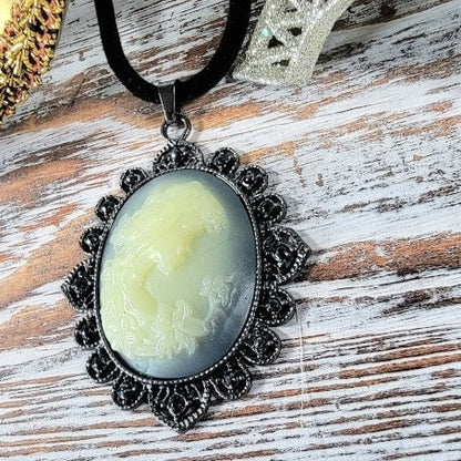 Vintage Inspired Cameo Oval Necklace, Timeless Charm Pendant, Elegant Statement Jewelry, Sophisticated Accessory, Floral Frame Pendant