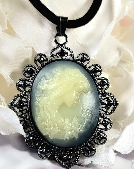 Vintage Inspired Cameo Oval Necklace, Timeless Charm Pendant, Elegant Statement Jewelry, Sophisticated Accessory, Floral Frame Pendant