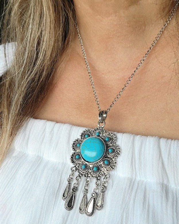 Collier audacieux en faux turquoise et argent pour la mode de jour comme de nuit, pendentif chic du sud-ouest, bijoux complexes en forme de fleur, charme intemporel