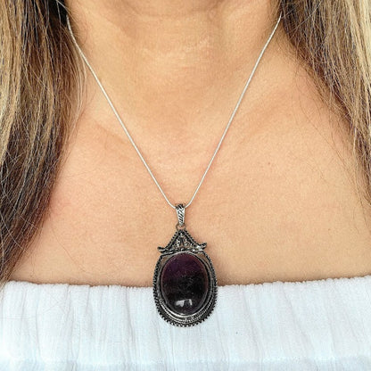 Collier violet fausse opale, pendentif sur le thème vintage, accessoire de déclaration audacieuse, bijoux en pierre de naissance élégamment conçus, bijoux de haute couture