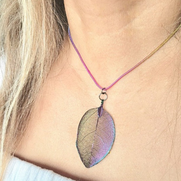 Collar metálico de hojas de arco iris, colgante de arco iris colorido, idea de regalo para amantes de la naturaleza, joyería artística hecha a mano, encanto único inspirado en plantas