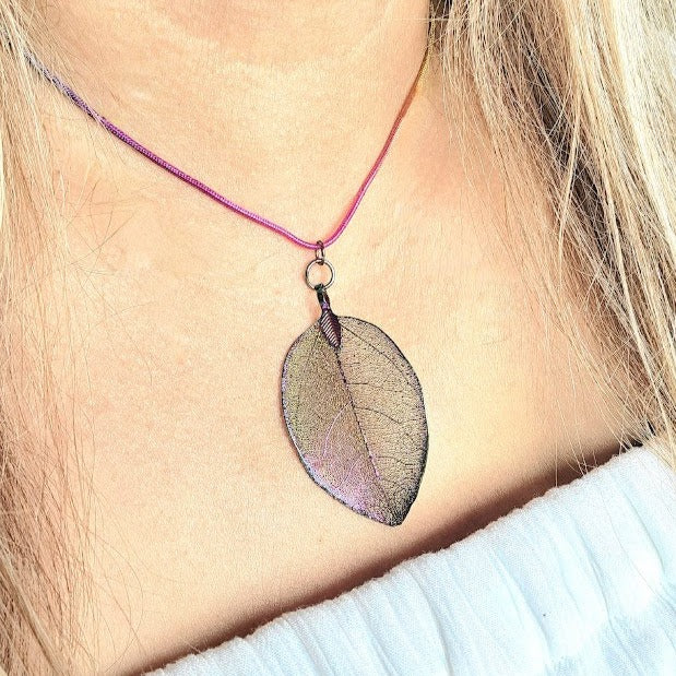 Collar metálico de hojas de arco iris, colgante de arco iris colorido, idea de regalo para amantes de la naturaleza, joyería artística hecha a mano, encanto único inspirado en plantas