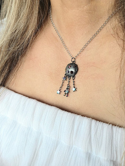 Bijoux sur le thème de l'espace avec collier d'astronaute, étoiles irisées et accents de cratère en strass, pendentif lune étincelante, mystique céleste