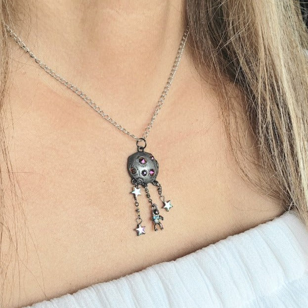 Bijoux sur le thème de l'espace avec collier d'astronaute, étoiles irisées et accents de cratère en strass, pendentif lune étincelante, mystique céleste