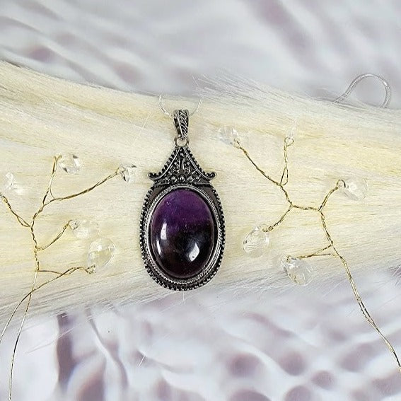 Collier violet fausse opale, pendentif sur le thème vintage, accessoire de déclaration audacieuse, bijoux en pierre de naissance élégamment conçus, bijoux de haute couture