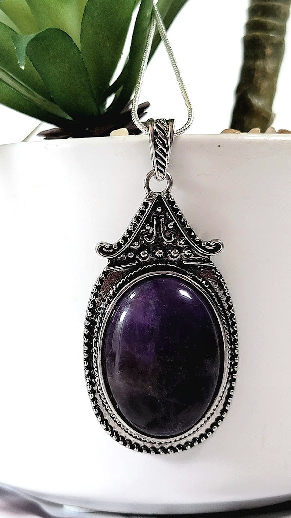 Collier violet fausse opale, pendentif sur le thème vintage, accessoire de déclaration audacieuse, bijoux en pierre de naissance élégamment conçus, bijoux de haute couture