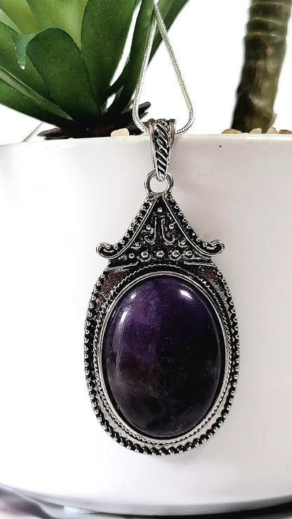 Collier violet fausse opale, pendentif sur le thème vintage, accessoire de déclaration audacieuse, bijoux en pierre de naissance élégamment conçus, bijoux de haute couture