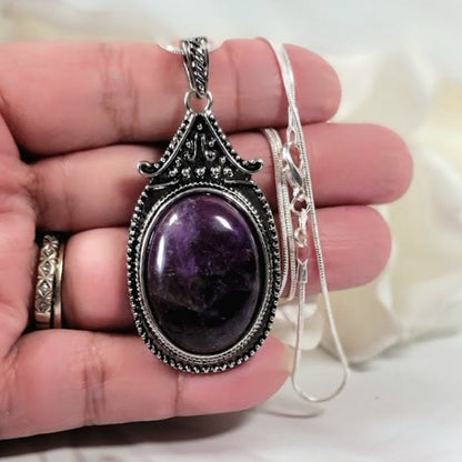 Collier violet fausse opale, pendentif sur le thème vintage, accessoire de déclaration audacieuse, bijoux en pierre de naissance élégamment conçus, bijoux de haute couture