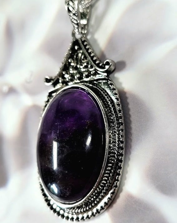 Collier violet fausse opale, pendentif sur le thème vintage, accessoire de déclaration audacieuse, bijoux en pierre de naissance élégamment conçus, bijoux de haute couture