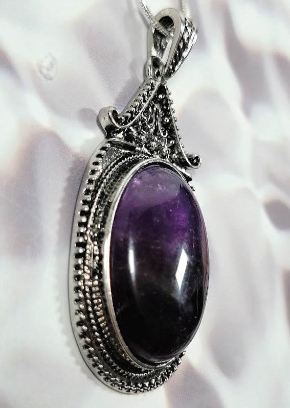 Collier violet fausse opale, pendentif sur le thème vintage, accessoire de déclaration audacieuse, bijoux en pierre de naissance élégamment conçus, bijoux de haute couture