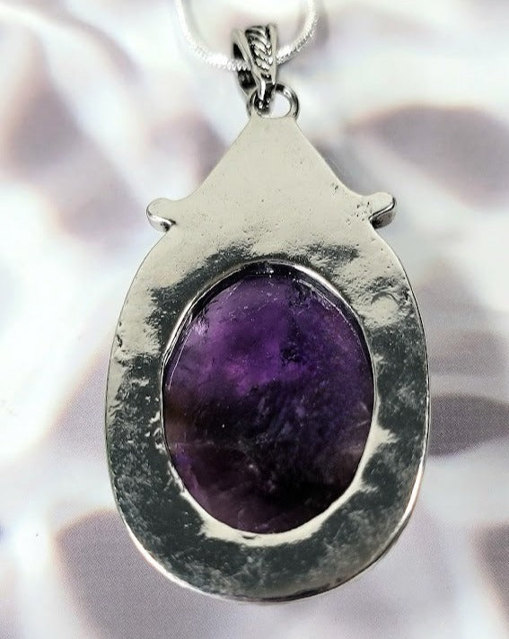 Collier violet fausse opale, pendentif sur le thème vintage, accessoire de déclaration audacieuse, bijoux en pierre de naissance élégamment conçus, bijoux de haute couture