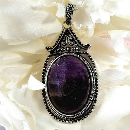 Collier violet fausse opale, pendentif sur le thème vintage, accessoire de déclaration audacieuse, bijoux en pierre de naissance élégamment conçus, bijoux de haute couture