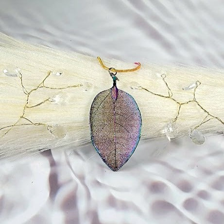 Collar metálico de hojas de arco iris, colgante de arco iris colorido, idea de regalo para amantes de la naturaleza, joyería artística hecha a mano, encanto único inspirado en plantas