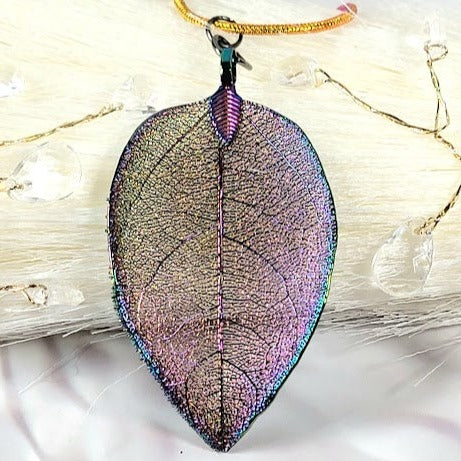 Collier de feuilles arc-en-ciel métalliques, pendentif arc-en-ciel coloré, idée cadeau pour les amoureux de la nature, bijoux artistiques faits à la main, charme unique inspiré des plantes