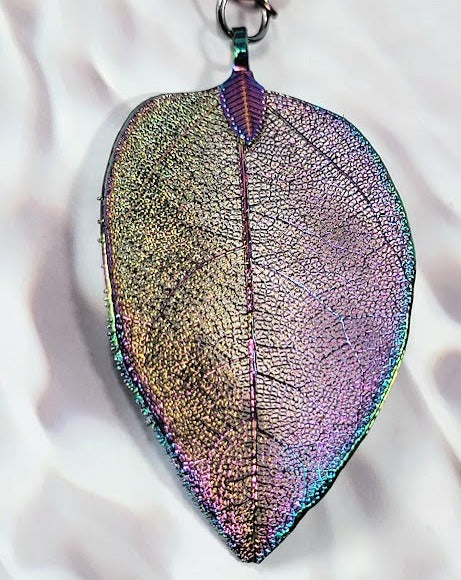 Collier de feuilles arc-en-ciel métalliques, pendentif arc-en-ciel coloré, idée cadeau pour les amoureux de la nature, bijoux artistiques faits à la main, charme unique inspiré des plantes