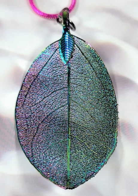 Collier de feuilles arc-en-ciel métalliques, pendentif arc-en-ciel coloré, idée cadeau pour les amoureux de la nature, bijoux artistiques faits à la main, charme unique inspiré des plantes