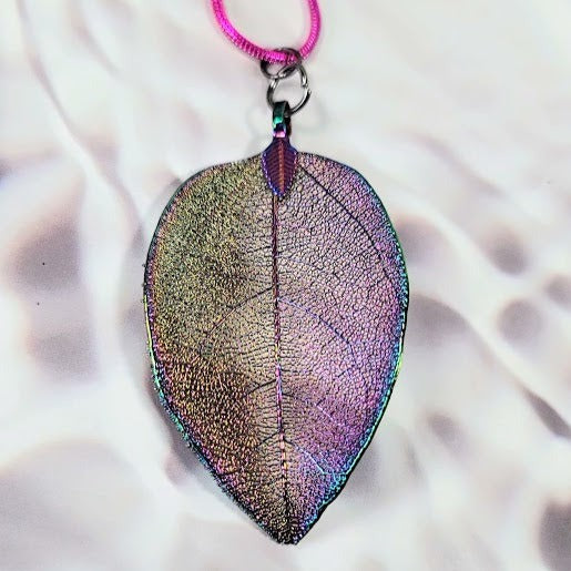 Collier de feuilles arc-en-ciel métalliques, pendentif arc-en-ciel coloré, idée cadeau pour les amoureux de la nature, bijoux artistiques faits à la main, charme unique inspiré des plantes