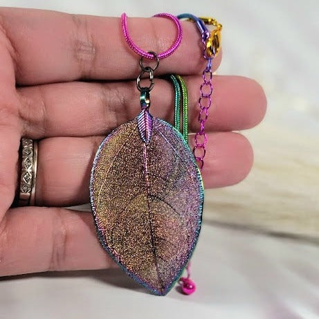 Collier de feuilles arc-en-ciel métalliques, pendentif arc-en-ciel coloré, idée cadeau pour les amoureux de la nature, bijoux artistiques faits à la main, charme unique inspiré des plantes