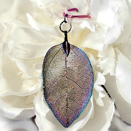 Collier de feuilles arc-en-ciel métalliques, pendentif arc-en-ciel coloré, idée cadeau pour les amoureux de la nature, bijoux artistiques faits à la main, charme unique inspiré des plantes