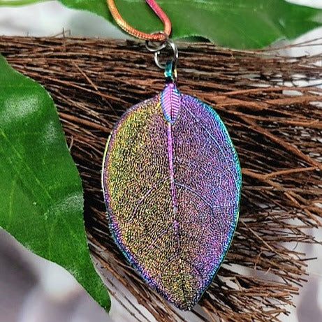 Collar metálico de hojas de arco iris, colgante de arco iris colorido, idea de regalo para amantes de la naturaleza, joyería artística hecha a mano, encanto único inspirado en plantas