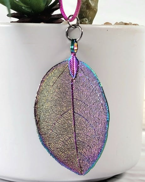 Collier de feuilles arc-en-ciel métalliques, pendentif arc-en-ciel coloré, idée cadeau pour les amoureux de la nature, bijoux artistiques faits à la main, charme unique inspiré des plantes