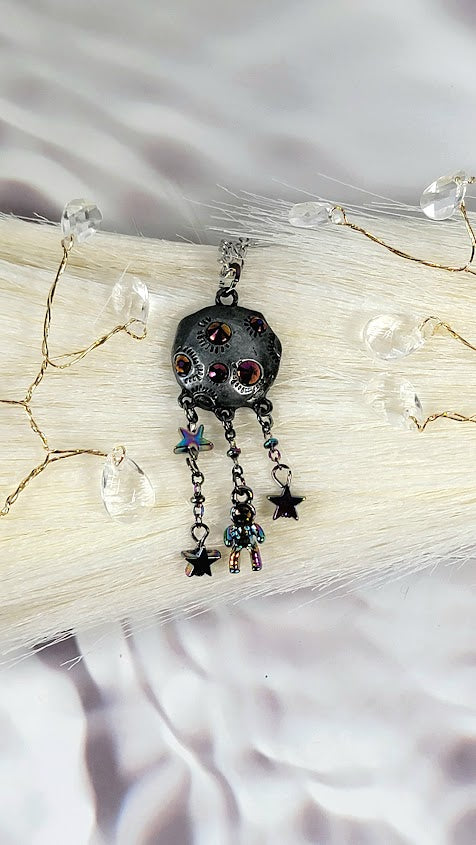 Bijoux sur le thème de l'espace avec collier d'astronaute, étoiles irisées et accents de cratère en strass, pendentif lune étincelante, mystique céleste