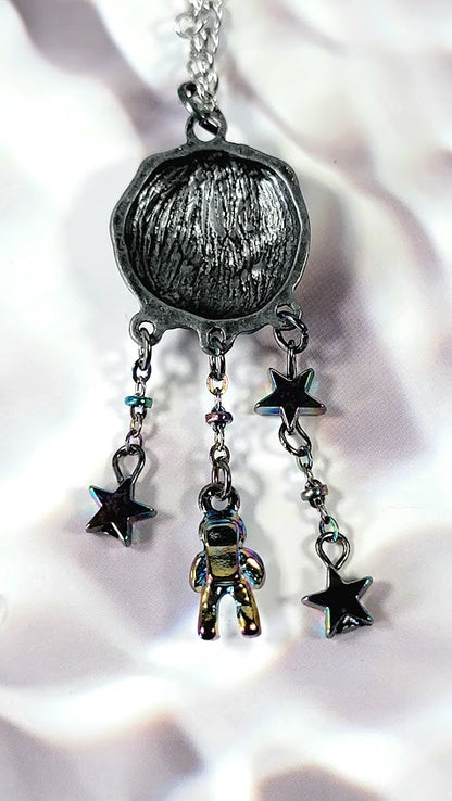 Bijoux sur le thème de l'espace avec collier d'astronaute, étoiles irisées et accents de cratère en strass, pendentif lune étincelante, mystique céleste