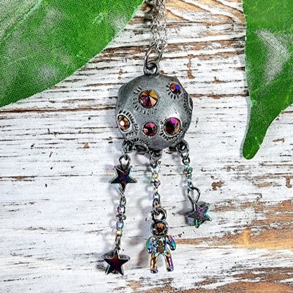 Bijoux sur le thème de l'espace avec collier d'astronaute, étoiles irisées et accents de cratère en strass, pendentif lune étincelante, mystique céleste