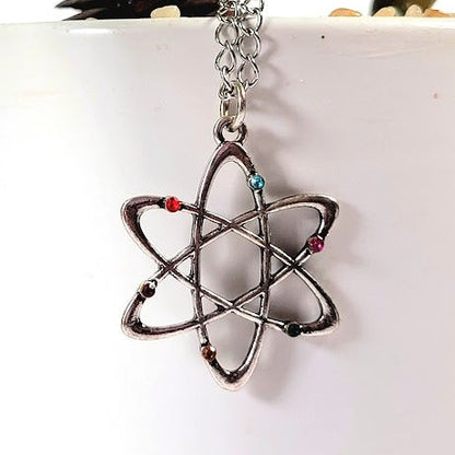 Collier d’atomes miniatures, bijoux en strass arc-en-ciel, déclaration de mode scientifique, inspiration éducative, appréciation des enseignants, Geek Chic