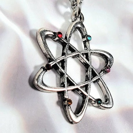 Collier d’atomes miniatures, bijoux en strass arc-en-ciel, déclaration de mode scientifique, inspiration éducative, appréciation des enseignants, Geek Chic