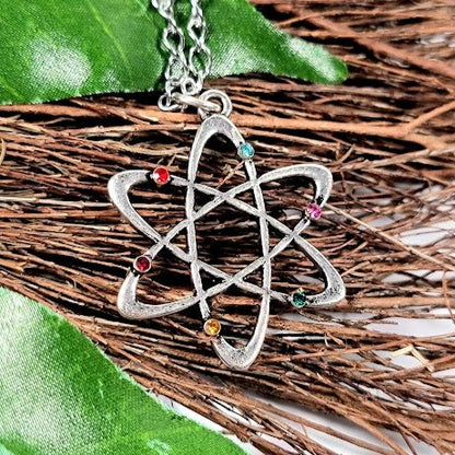 Collier d’atomes miniatures, bijoux en strass arc-en-ciel, déclaration de mode scientifique, inspiration éducative, appréciation des enseignants, Geek Chic