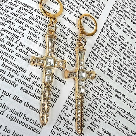 Boucles d’oreilles Sparkling Dagger, Bold Long Dangle, Bijoux chatoyants énervés, Pendentifs d’épée en or religieux uniques, accessoire spirituel basé sur la foi