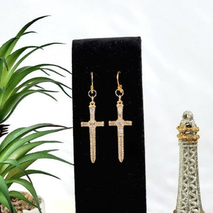 Boucles d’oreilles Sparkling Dagger, Bold Long Dangle, Bijoux chatoyants énervés, Pendentifs d’épée en or religieux uniques, accessoire spirituel basé sur la foi