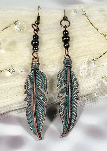 Boucle d’oreille en plumes de patine verte tendance, bijoux de finition vieillie, accessoire inspiré de la nature, pendentif de feuille rustique, bijoux de style Boho