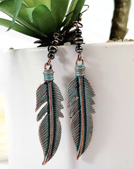 Pendiente de plumas de pátina verde de moda, joyería con acabado envejecido, accesorio inspirado en la naturaleza, colgante de hoja rústica, joyería de estilo Boho